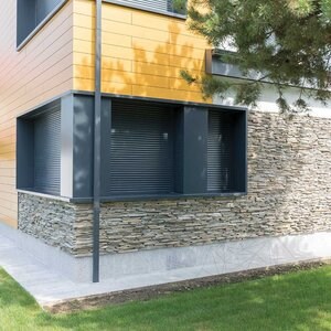 Ardoise Kavala 3D Strips | Pierre décorative pour bardage vertical, extérieur-intérieur (10-12/palette)