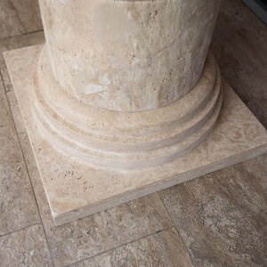 Base de colonne en travertin Romano Classic Riven, 60 x 60 x 20 cm