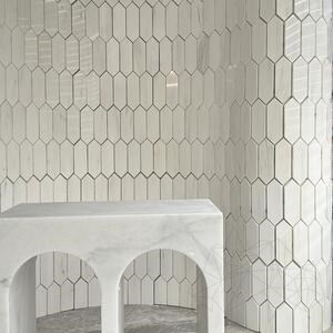 Mosaïque de pilier polie en dolomite ambre calacatta 30.5 x 28 cm