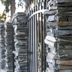 Ardoise Kavala 3D Strips | Pierre décorative pour bardage vertical, extérieur-intérieur (10-12/palette)
