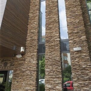 Ardoise brun rouille 3D Strips | Pierre décorative pour bardage vertical, extérieur-intérieur (10-12/palette)