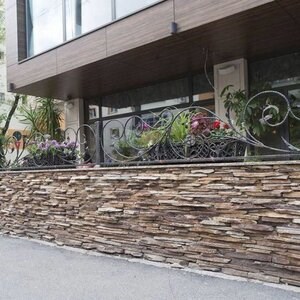 Ardoise brun rouille 3D Strips | Pierre décorative pour bardage vertical, extérieur-intérieur (10-12/palette)