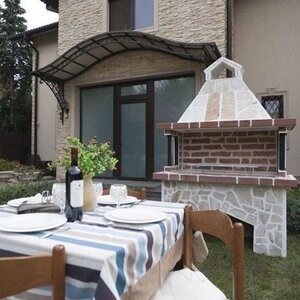 Grand barbecue de jardin traditionnel (charbon de bois/bois, 153x70x210 cm, pierre naturelle de Rhodes, brique)