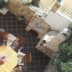 Grand barbecue de jardin traditionnel (charbon de bois/bois, 153x70x210 cm, pierre naturelle de Rhodes, brique)