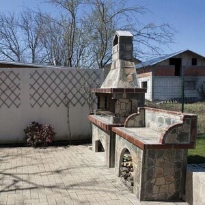 Grand barbecue de jardin traditionnel (charbon de bois/bois, 153x70x210 cm, pierre naturelle de Rhodes, brique)