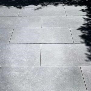 Pierre frittée L'ALTRA PIETRA Duomo Bluestone Noir, 60 X 90 X 2 cm, R11 - Antidérapant pour usage extérieur