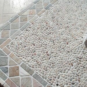 Mosaïque de petits galets mixtes