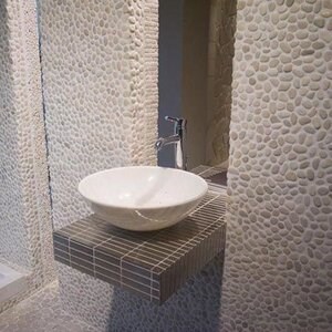 Mosaïque de galets blancs