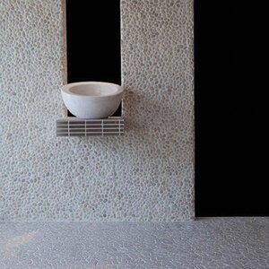 Mosaïque de galets blancs