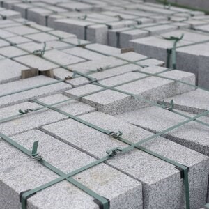Borne Bianco Sardo en granit scié 20 x 25 x 50 cm