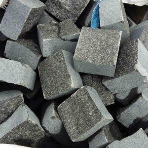 Pavé de granit taillé 4 faces Anthracite, 10 x 10 x 5 cm