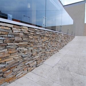 Ardoise Homa 3D Strips | Pierre décorative pour bardage vertical, extérieur-intérieur (10-12/palette)