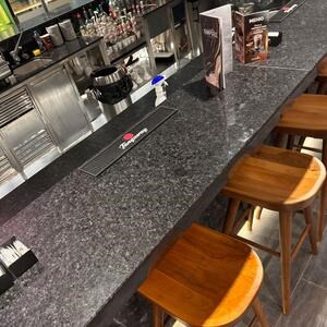 Granit Black Pearl Polisat 2 cm - Comptoirs, marches, émaux et pièces sur mesure