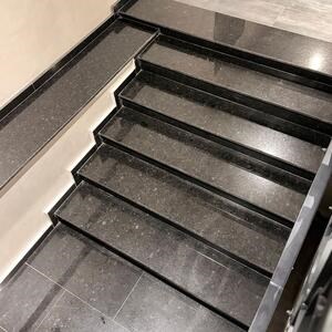 Granit Black Pearl Polisat 2 cm - Comptoirs, marches, émaux et pièces sur mesure