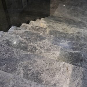 Marbre gris toundra poli 2 cm - Comptoirs, marches, émaux et pièces personnalisées