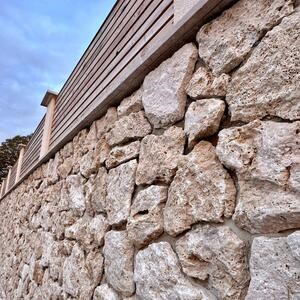 Parement extérieur pierre marbre Rock Face Ivory