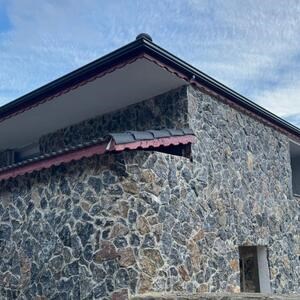 Parement extérieur pierre marbre Rock Face Lava Black