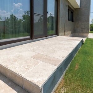 Travertin Classic Cross Cut brossé et ciselé, 61 x 40.6 x 3 cm