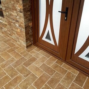 Travertin Noce taillé en croix brossé et ciselé, 30.5 x 15.2 x 3 cm