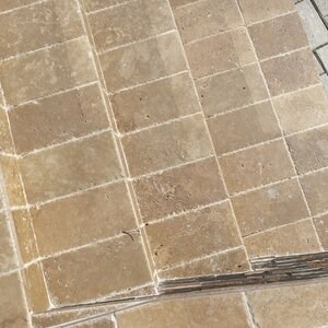 Travertin Noce taillé en croix brossé et ciselé, 30.5 x 15.2 x 3 cm