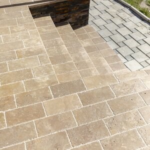 Travertin Noce taillé en croix brossé et ciselé, 30.5 x 15.2 x 3 cm