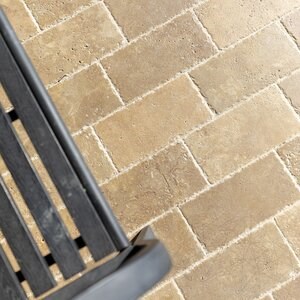 Travertin Noce taillé en croix brossé et ciselé, 30.5 x 15.2 x 3 cm