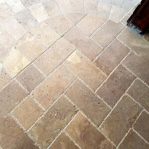 Travertin Noce taillé en croix brossé et ciselé, 30.5 x 15.2 x 3 cm