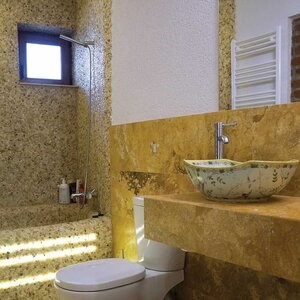 Travertin jaune taillé en croix adouci, 61 x 30.5 x 1.2 cm