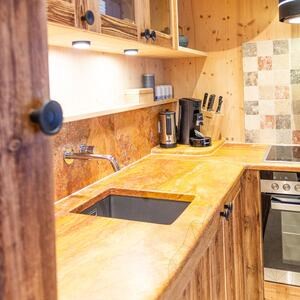 Travertin poli Peach Cross Cut en dalles à découper de 2 cm