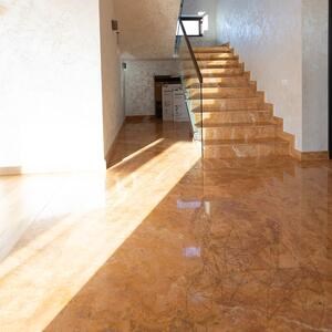 Travertin poli Peach Cross Cut en dalles à découper de 2 cm