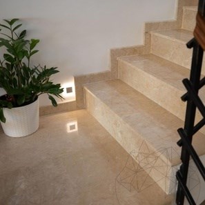 Escalier en marbre poli Crema Royal, chanfrein 1 L, 120 x 33 x 3 cm