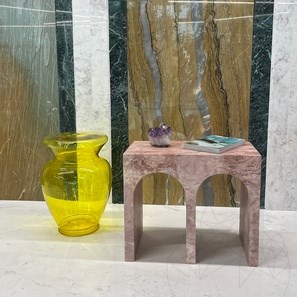 Table basse Archy en travertin rouge opium