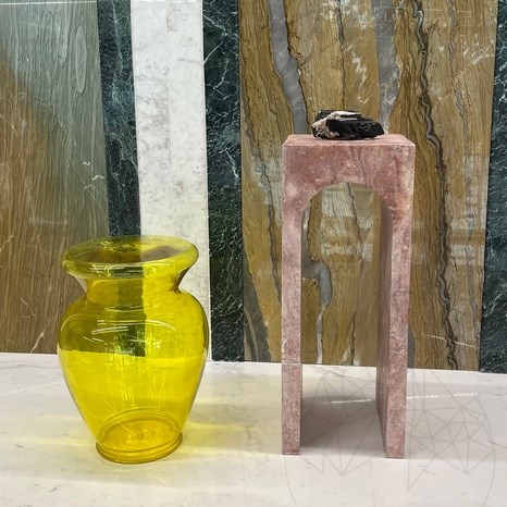 Petite console Archy en travertin rouge opium