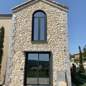 Parement extérieur pierre marbre Rock Face Ivory