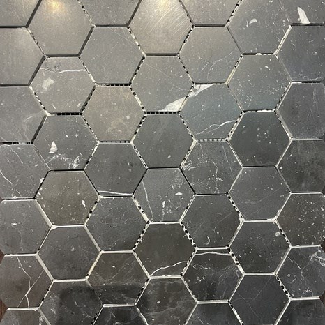 Mosaïque de marbre poli Nero Marquina Hexagone