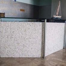 Mosaïque de galets blancs