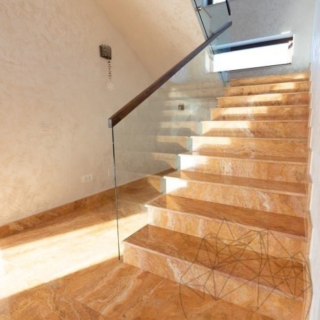 Travertin poli Peach Cross Cut en dalles à découper de 2 cm