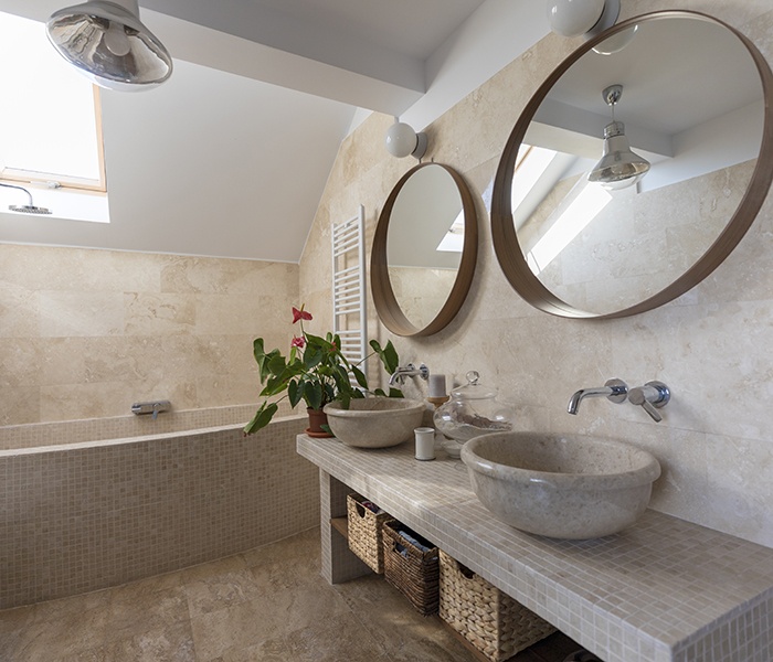 Pierre naturelle dans les petites salles de bain