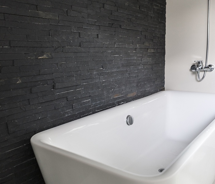 Comment décorer une salle de bain étroite? Astuces de design d'intérieur