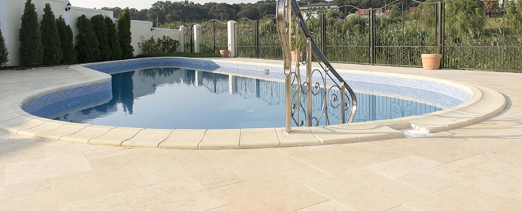 10 raisons d'utiliser la pierre naturelle comme couronnement de piscine
