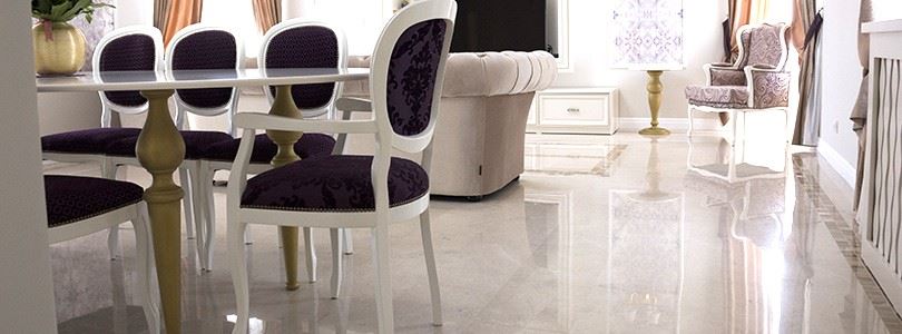 Salon spacieux avec marbre beige