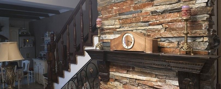 Cheminée unique décorée d'un revêtement en ardoise