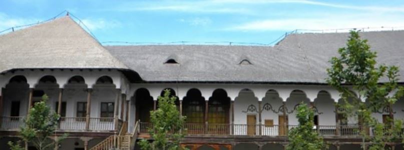 Restauration de l'Auberge de Manuc : Bois et Pierre Naturelle