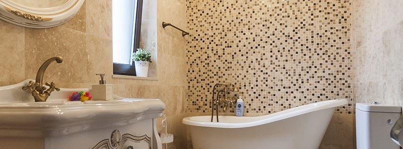 Idées de design de salle de bain avec un style classique et une inspiration vénitienne