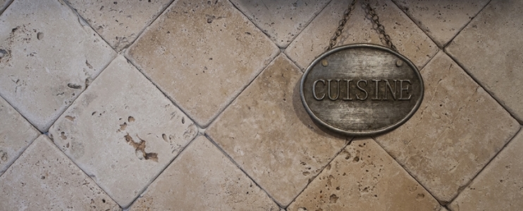 Cinq idées fraîches pour décorer vos murs avec du travertin