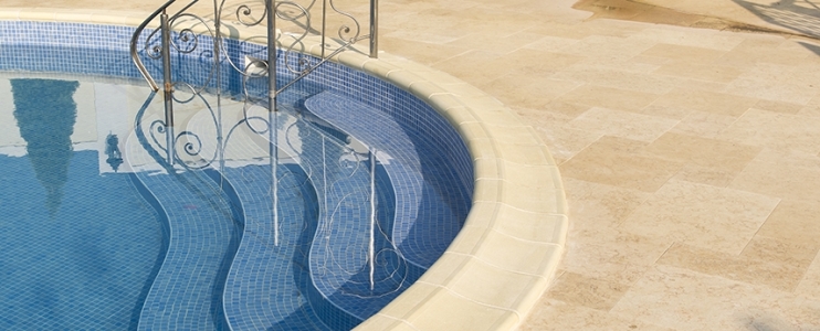 Margelle de piscine en pierre naturelle
