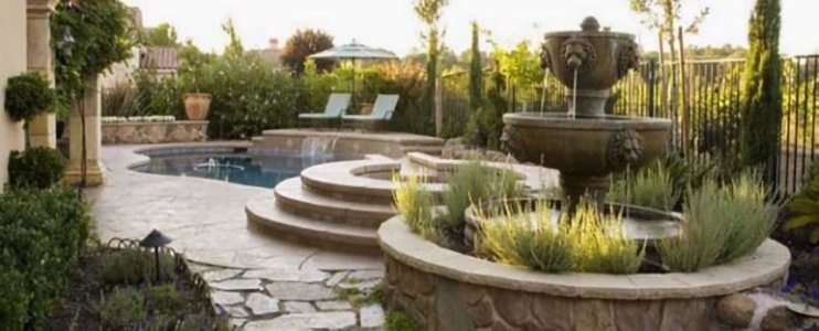 Comment créer un jardin méditerranéen : Dalles de dalles Homa Slate et fontaine de jardin