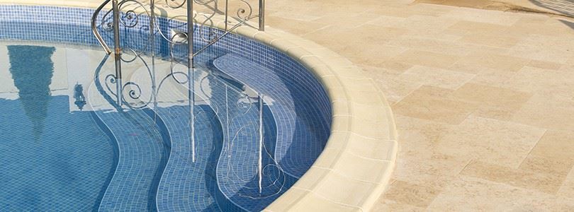 Comment choisir le parfait abri de piscine : avantages et inconvénients des matériaux et des finitions
