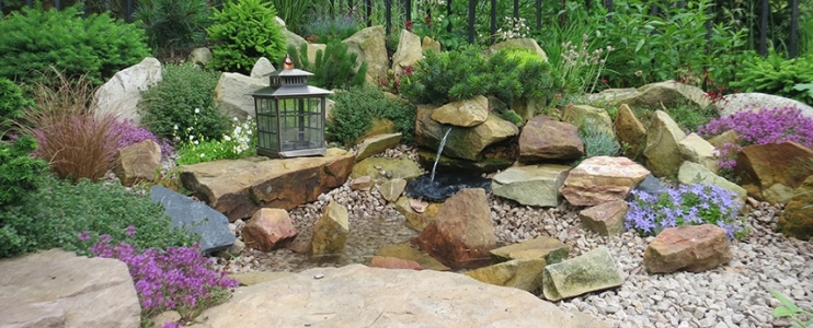 Aménagement paysager unique avec jardin fleuri en pierre