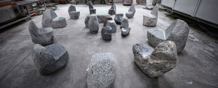Des designers qui ont conquis le monde : Max Lamb et ses chaises en granit